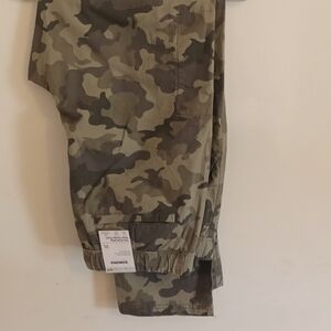Mens XL camouflage cargo pants never worn.